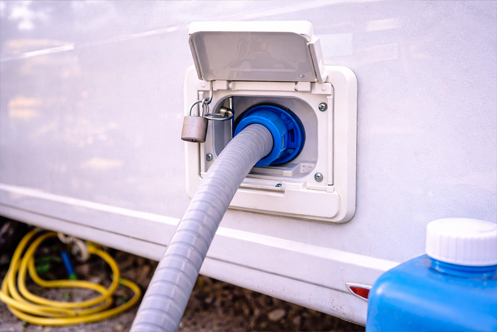 تفاوت دریچه خروجی آب از کمپر و کاروان و دریچه ورودی آب به کمپر و کاروان